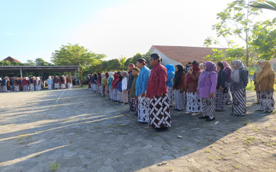 Balutan Busana Adat Warnai Upacara Hari Jadi ke-271 DIY di SMK Kesehatan Sadewa Wates